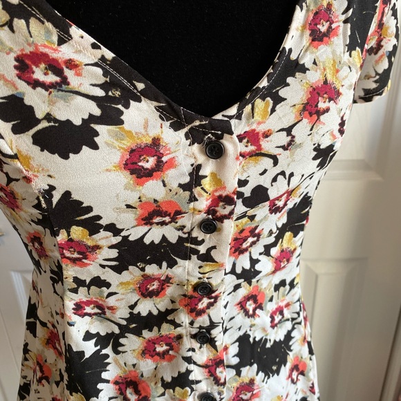 Floral Button up & Tie in the back dress - Picture 2 of 8